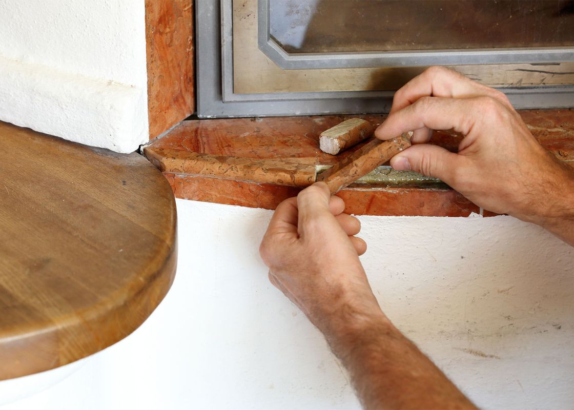 Incollaggio della lastra di marmo